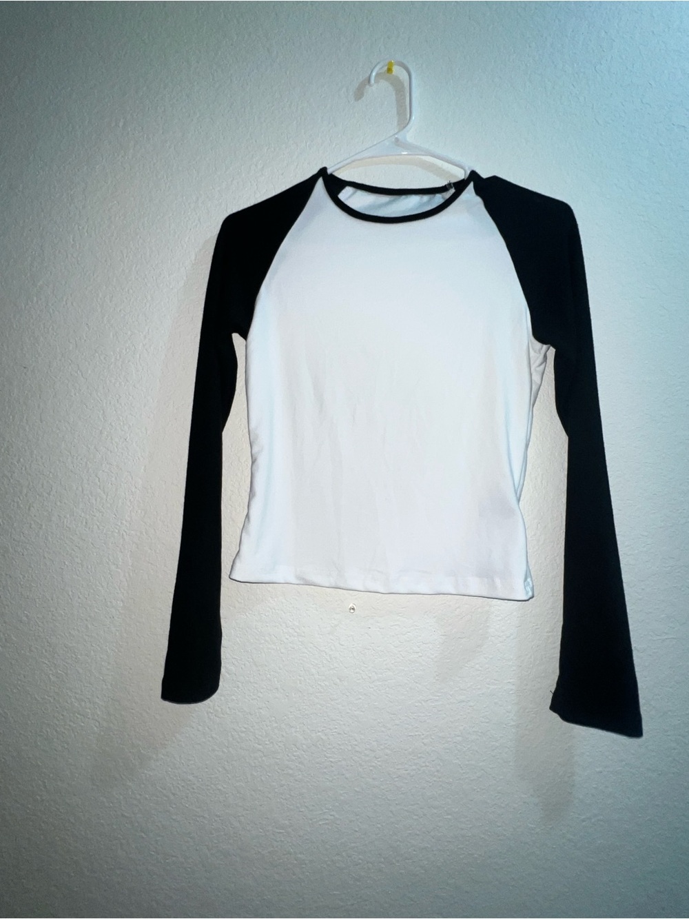 Women’s Dazy Black & White Raglan Long-Sleeve Top